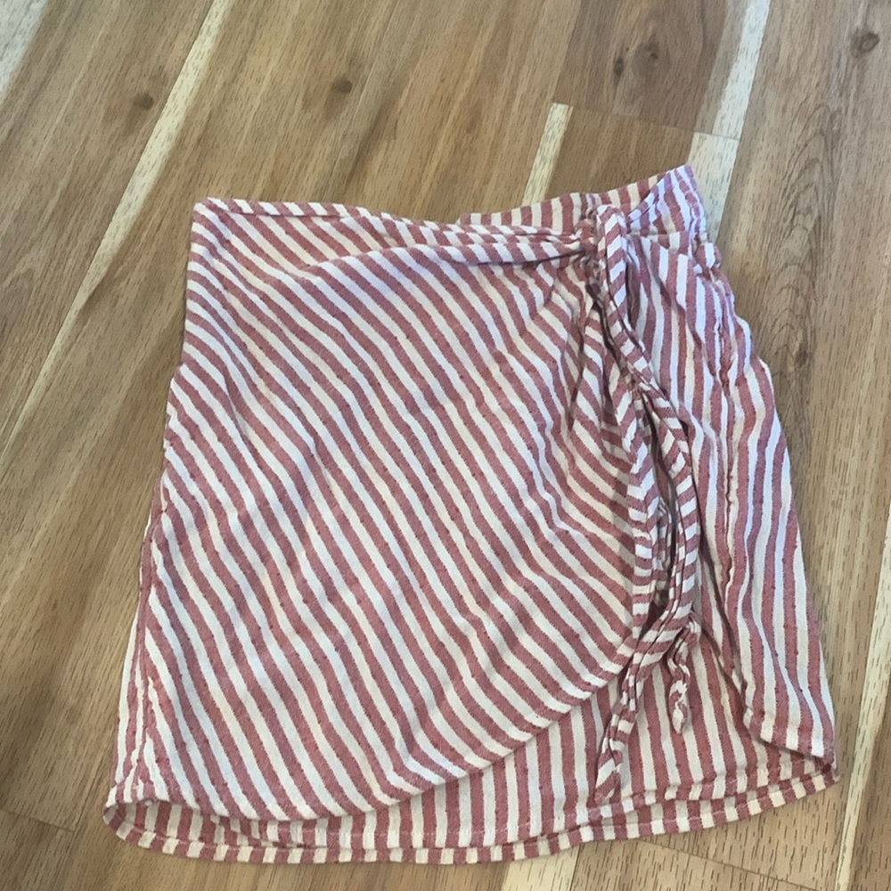 Billabong Skirt size Medium- barely ever worn.